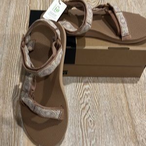 New Teva women size 8 sandals
